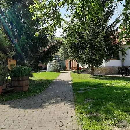Natura Panzio&apartmanhaz Bed & Breakfast *